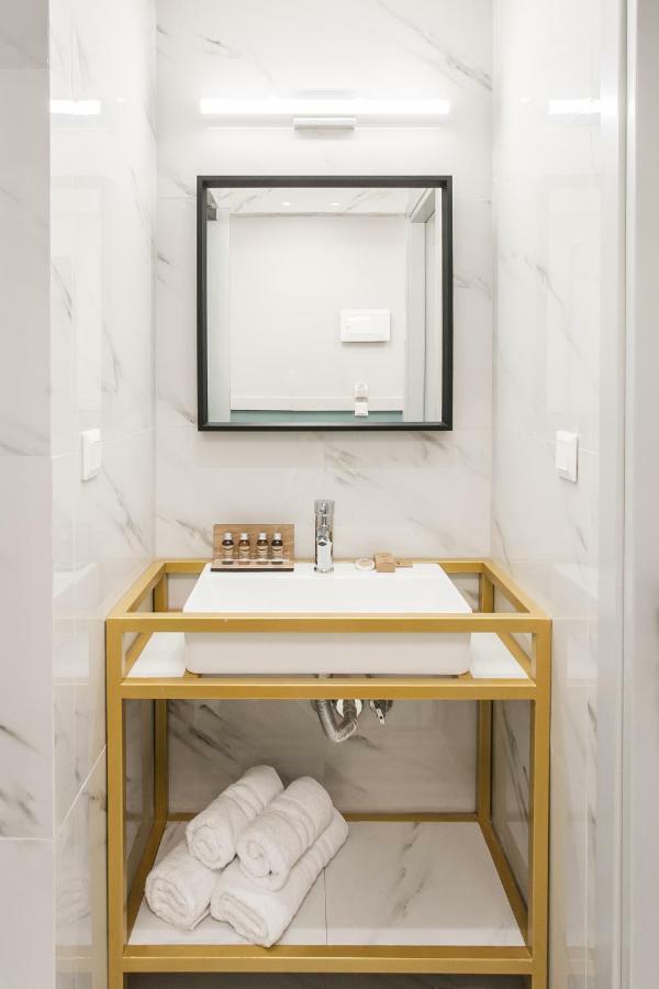 Step One | Luxury Suites Right In The Heart Of Acropolis Next To Metro Station Athena Bagian luar foto