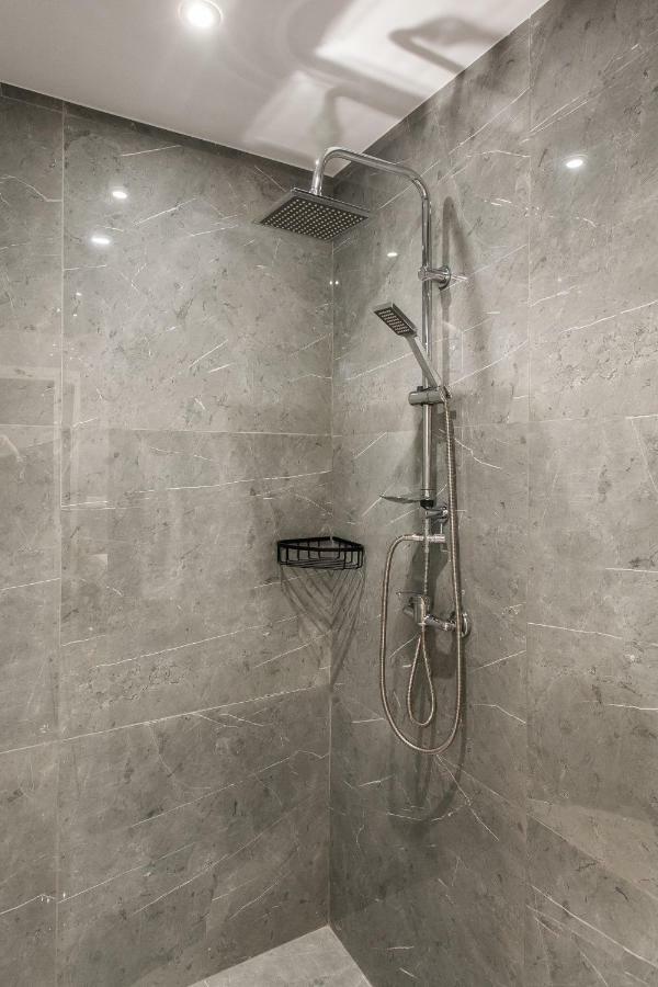 Step One | Luxury Suites Right In The Heart Of Acropolis Next To Metro Station Athena Bagian luar foto